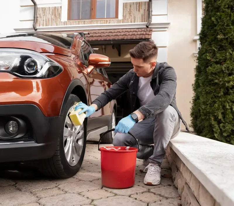 Lavage auto à domicile Achères-la-Forêt : professionnel intervenant sur un véhicule